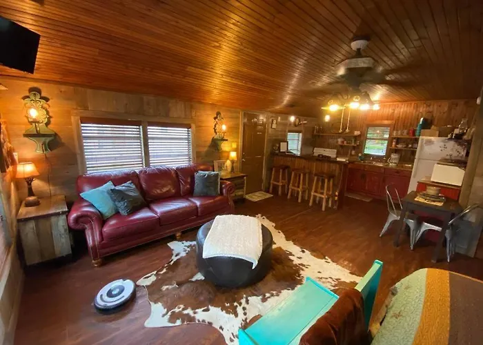 8Th St. Cowboy Haus I Biker Friendly I River