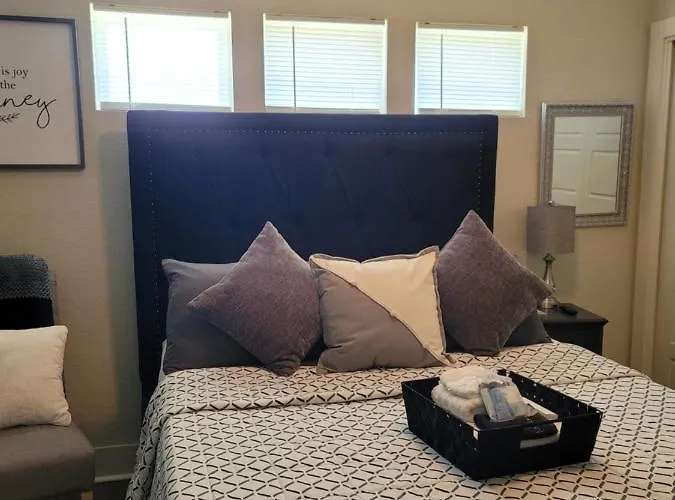 Spacious Townhouse Minutes From Downtown Sa.