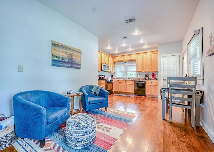 Bandera Bungalow - River, Downtown, Peaceful Fenced Corner Lot! King Bed!