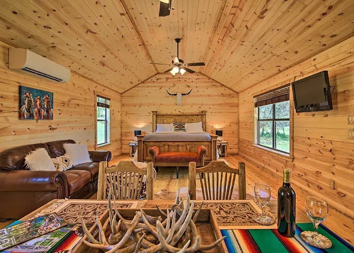 Rustic-Chic Country Cabin - 10 Mi To Main Street!