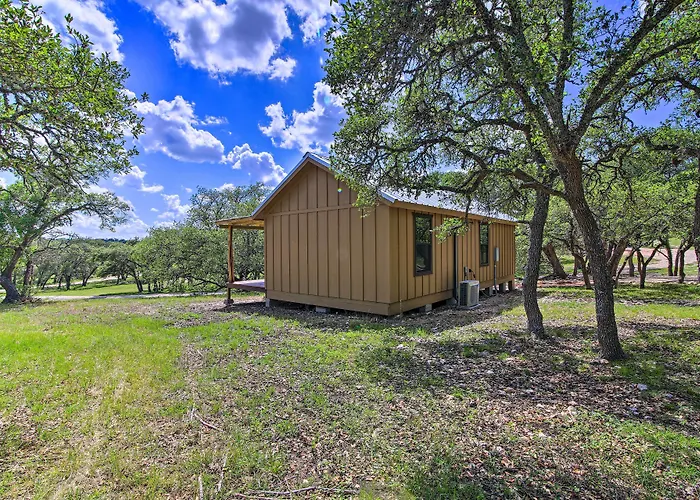 Rustic-Chic Country Cabin - 10 Mi To Main Street!